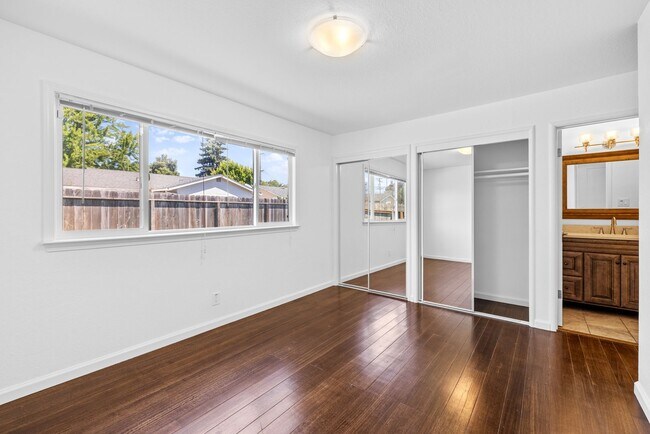 Building Photo - Updated 4 Bedroom 2 Bath North Napa Home