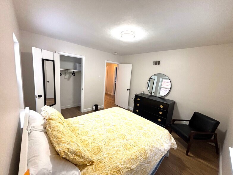 Building Photo - 5025 Lenox Ave