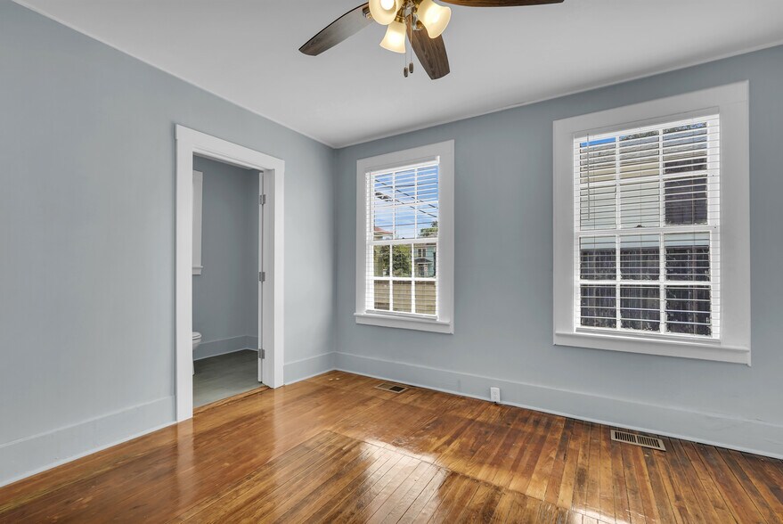 Downstairs Bedroom with Full Bathroom - 537 E 40th St