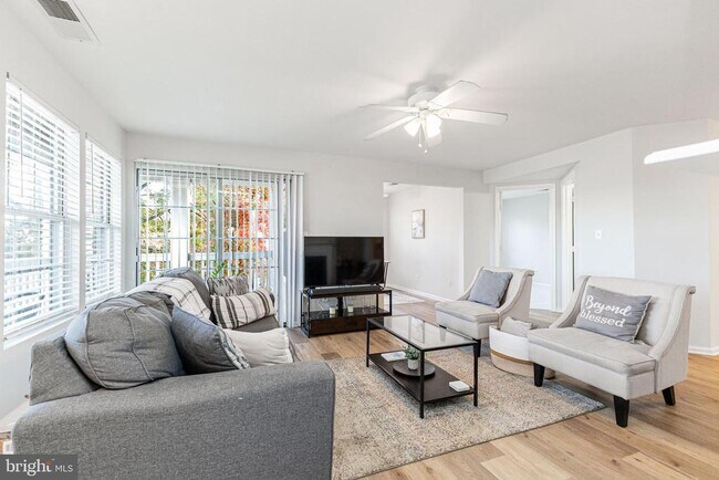 Building Photo - 8091 Lacy Dr