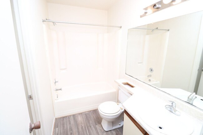 Building Photo - 2 bedroom 1 bath condo near Town Center in Virginia Beach!