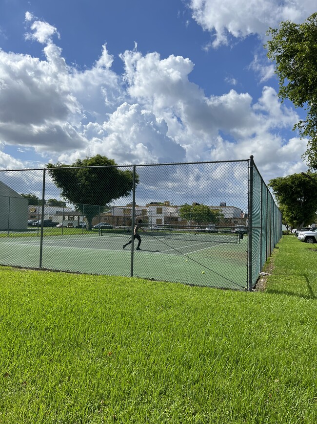 Tennis court - 1424 SW 131st Place Cir E