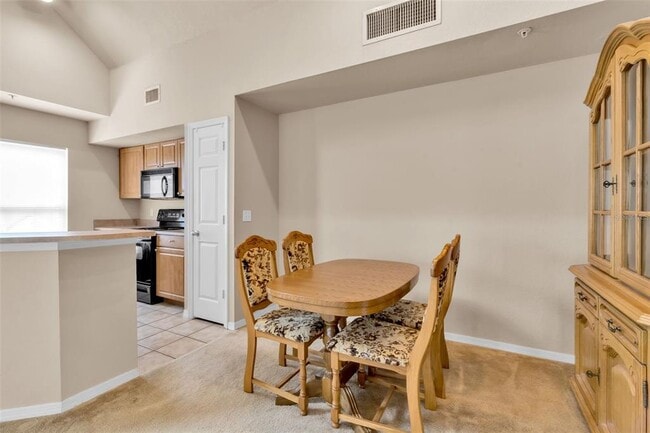 Building Photo - 5541 Rosehill Rd