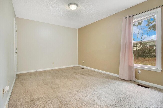Building Photo - 5319 Thackeray Dr