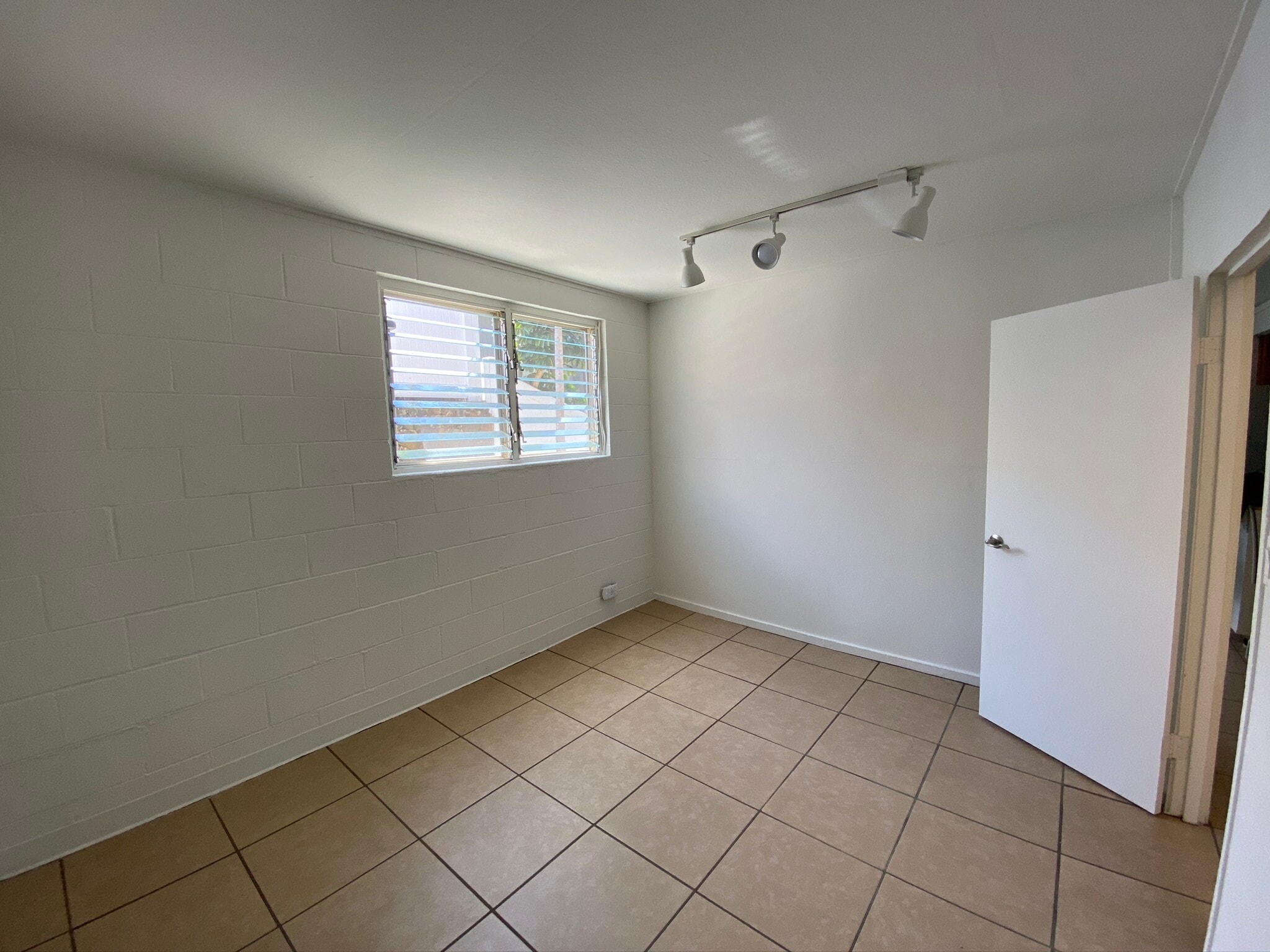 Sapre room- perfect for hoe office, hobby room ,gym - 1739 Kamohoalii St