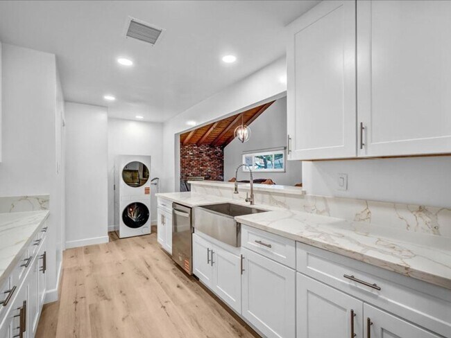 Building Photo - 4847 Ocana Ave
