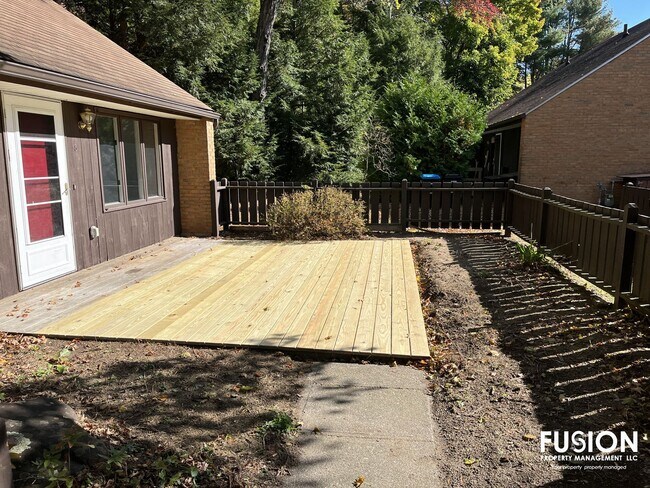 Building Photo - 8 Cedar Glen N