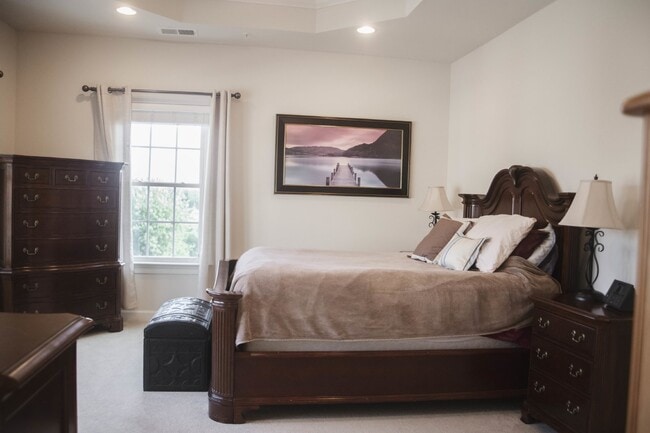 Building Photo - Villages at Urbana Luxury Townhouse For Lease