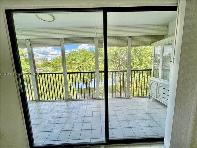 Building Photo - 2209 S Cypress Bend Dr