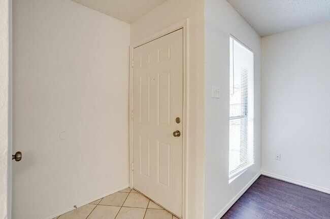 Building Photo - Charming 3 Bedroom Home with 2 Full Baths