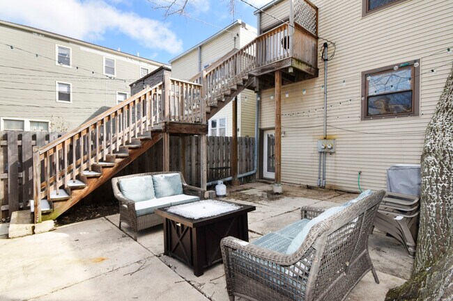 Building Photo - 2702 N Artesian Ave
