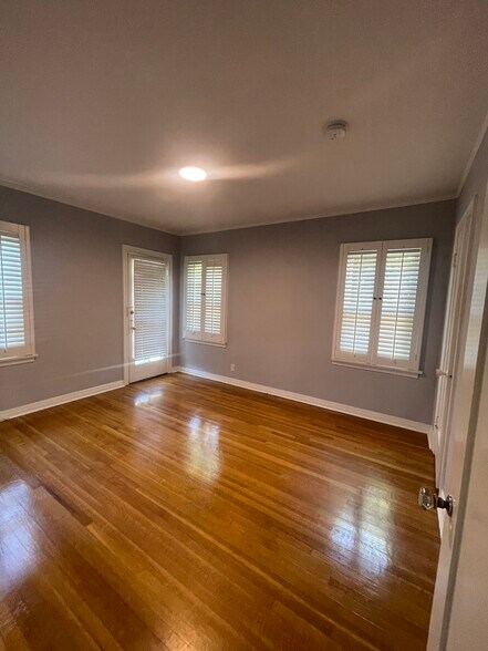 Building Photo - 6331 Lindenhurst Ave