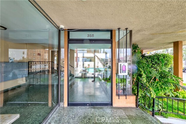 Building Photo - 358 S Gramercy Pl