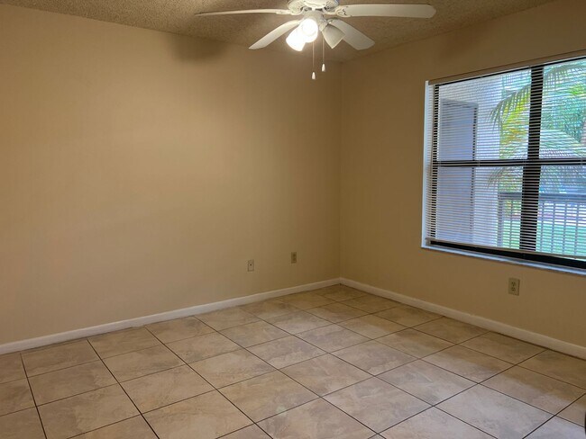 Building Photo - Remodeled First Floor Cutie!