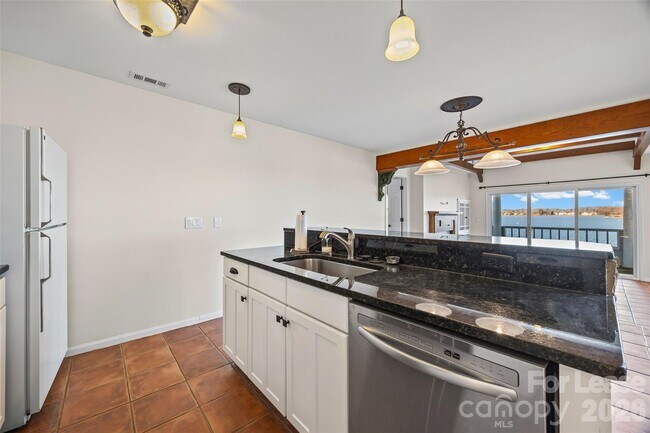 Building Photo - 372 Northwest Dr