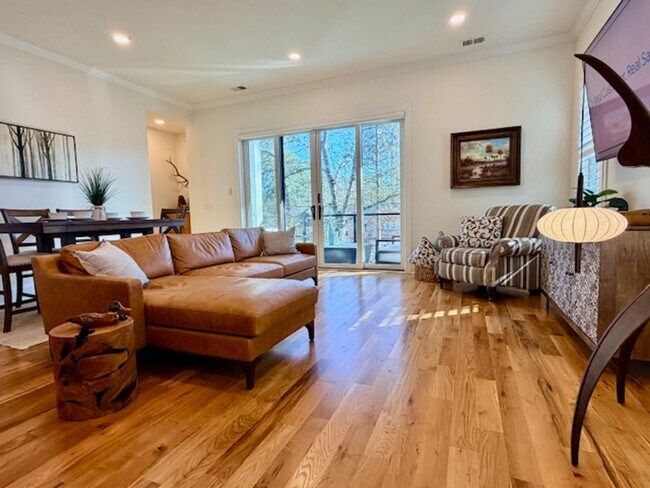 Building Photo - LUXURY TOWNHOME IN FOREST ACRES