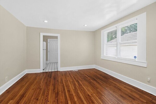 Building Photo - Charming 2BD/1BA Home Near Lakewood Park!