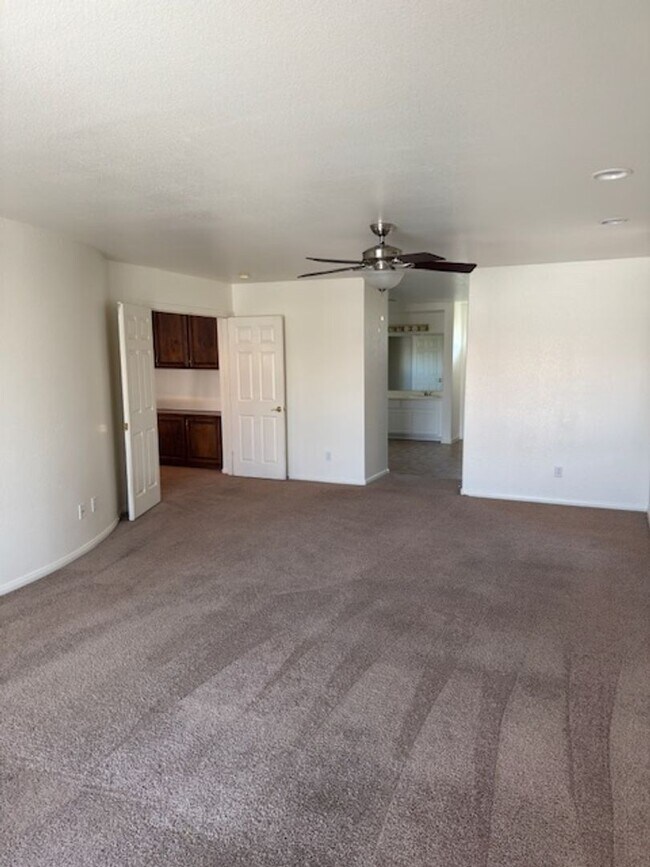Building Photo - LARGE Spacious 5 Bedroom Single Family Home!!