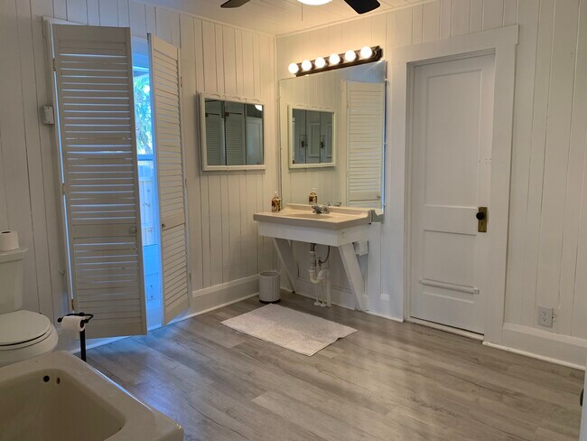 Building Photo - 7140 Longboat Dr E