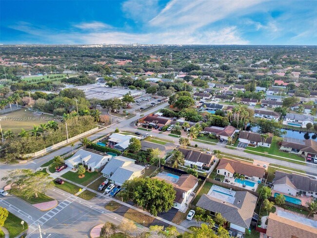 Building Photo - 10430 Sunset Strip