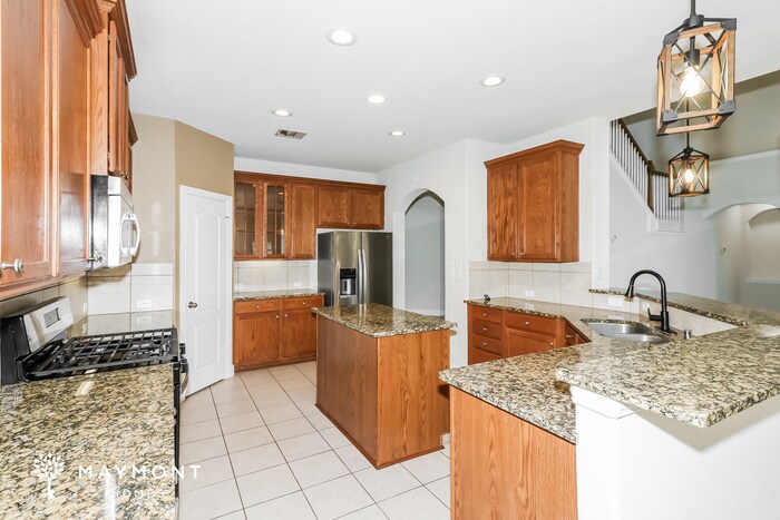 Building Photo - 26049 Kingshill Dr