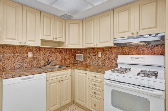 Building Photo - 3140 S Ocean Dr