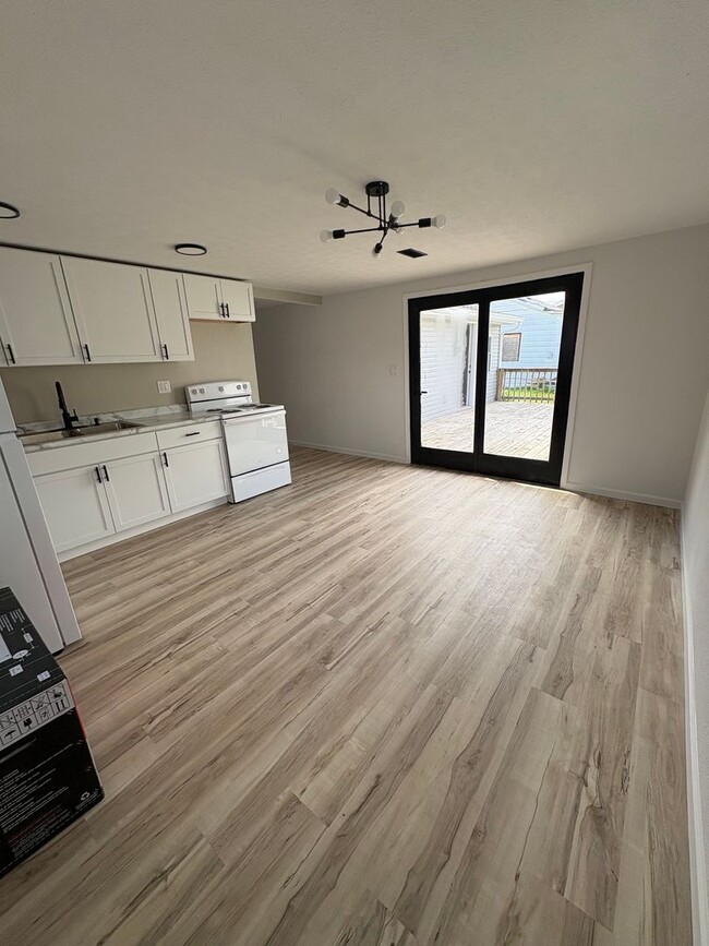 Building Photo - Newly Remodeled Charming 3bd2br Home!!