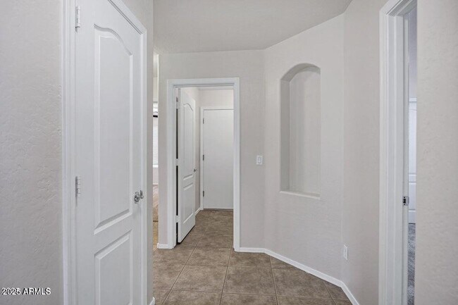 Building Photo - 2943 E Mead Dr