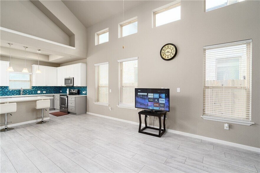 Living - 3240 E Whitestone Blvd