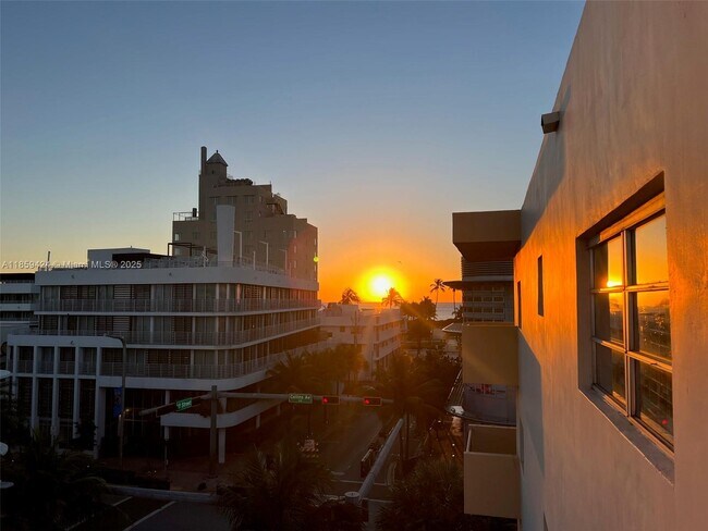 Building Photo - 1150 Collins Ave