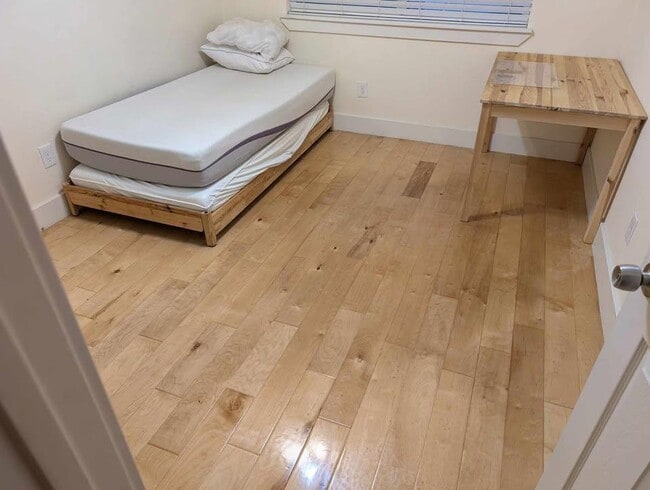 Building Photo - 909 Reinli St