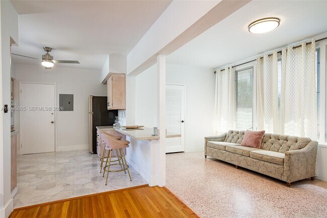 Building Photo - 10081 W Bay Harbor Dr