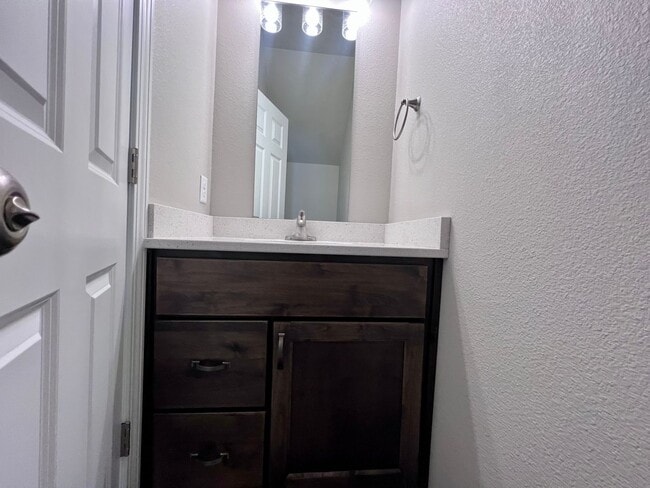 Building Photo - 2-bedroom Townhome near Legacy High School!