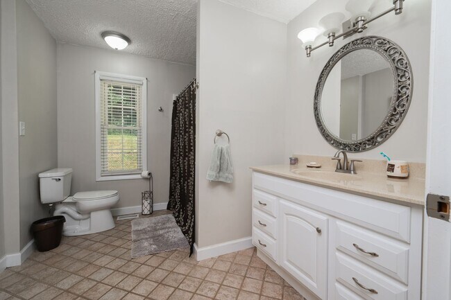 Building Photo - 3 br/ 2 bath home, private setting with garage/workshop