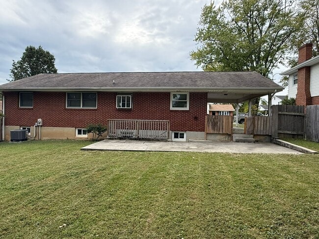 Building Photo - 3 Bedrooms, 1.5 Baths, Ranch in North Roan...