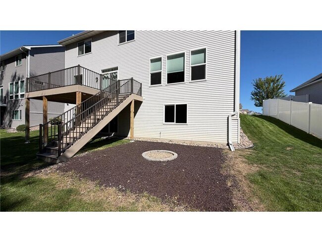 Building Photo - 5590 Upper 179th St W