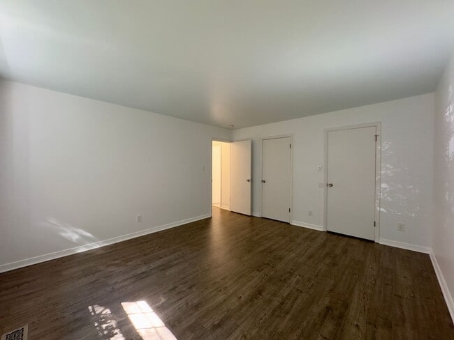 Building Photo - Charming and Spacious One Bedroom in Homeland Southway!