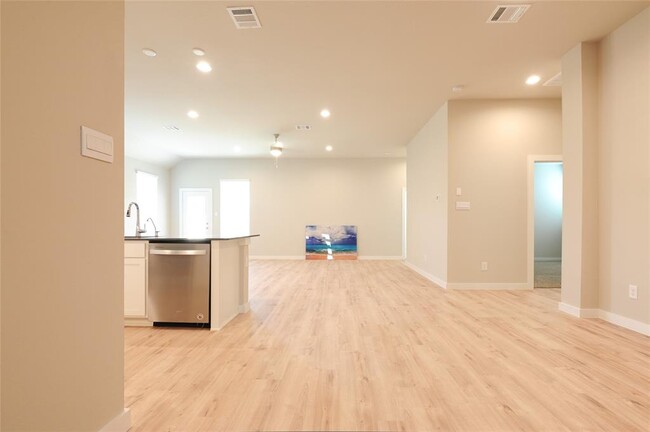 Building Photo - 22827 Castello Lakes Dr
