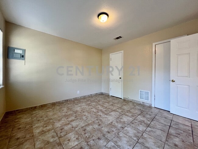 Building Photo - Cozy 1-Story 1/1 Duplex in Castleberry ISD...