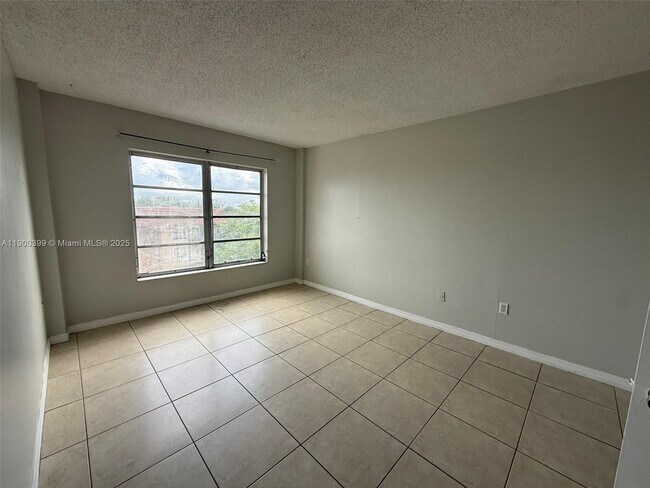Building Photo - 4174 Inverrary Dr