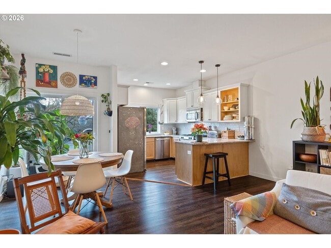 Building Photo - Spacious 3 Bedroom Townhome with Stainless Steel Appliances, Attached Garage & Open Layout