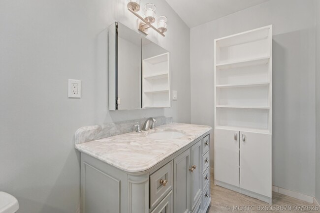 Building Photo - 203 W Greenway Dr