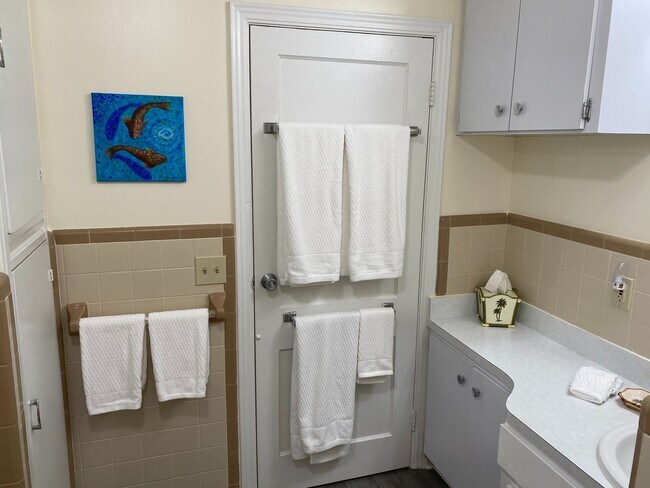 Building Photo - Nokomis Beachy Bungalow (Off Season)