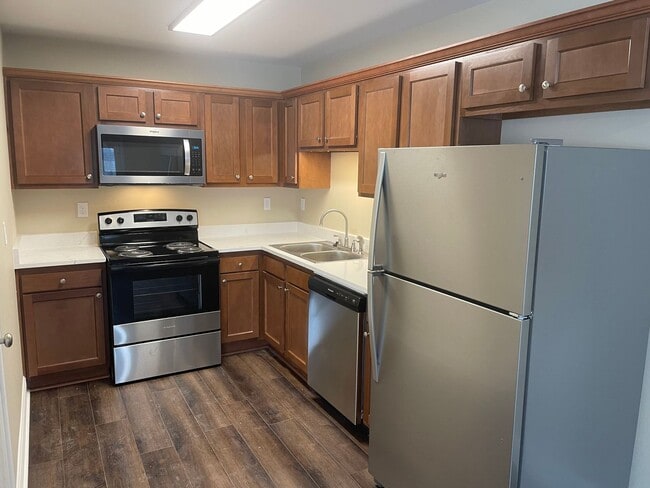 Building Photo - Renovated 3BR/2.5BA Townhome — Garage + Backyard — Great Schools — $1,700/mo