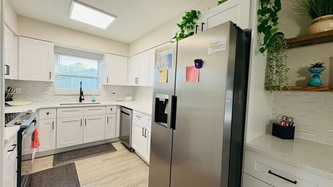 Building Photo - Spacious 4-bedroom 2-bathroom pool home