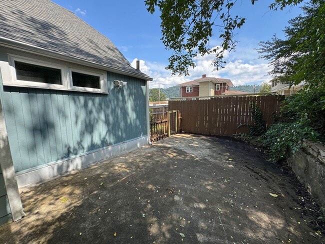 Building Photo - North AVL - Updated Spacious 2/2 Home