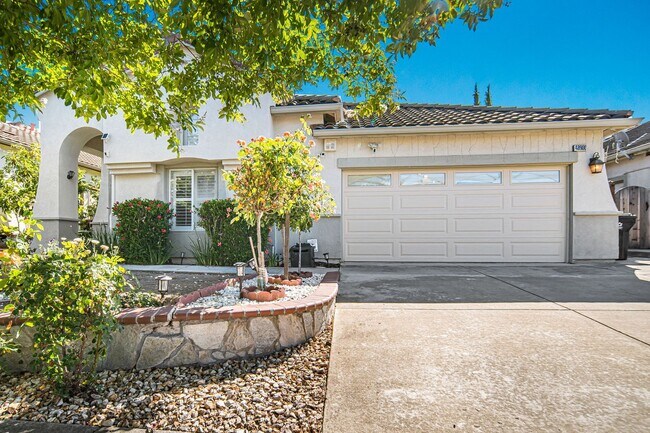 Building Photo - Highly Desirable Executive Home: 4 Bedrooms, 3 Bathrooms of Luxury Living