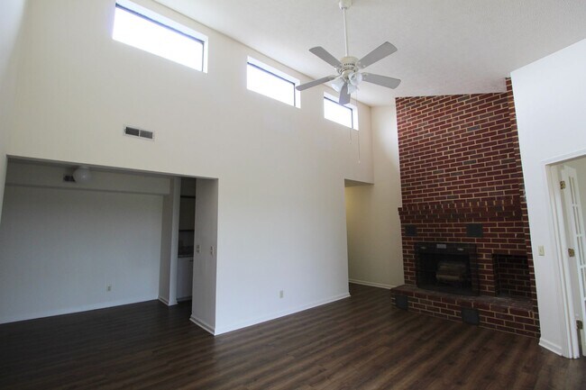 Building Photo - Madison Manor Condo for Rent with 3 Bedrooms and 2 Baths.  Great Location!