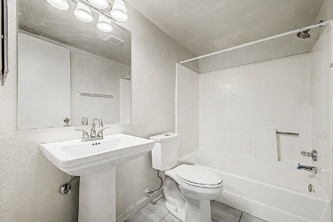 Building Photo - Welcome home to this charming 2-bedroom, 2-bath residence in the heart of Chandler!