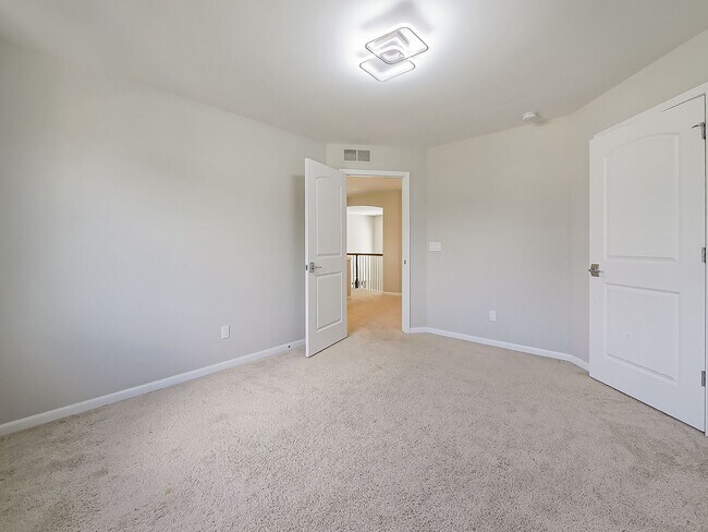 Building Photo - AVAILABLE NOW! Stunning 5-Bedroom Home in ...